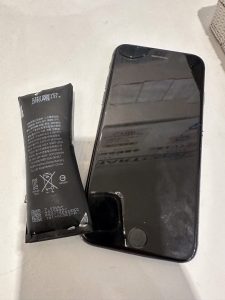 iPhone14ProMAXまでの修理は対応していますので、何かお困りの事がございましたら当店までご来店くださいませ！

iPhone15も修理ができるように頑張って参ります♪