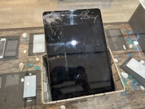 【東大阪市中小坂】iPad7フロントガラス交換