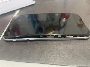 iPhone8 バッテリー膨張 修理