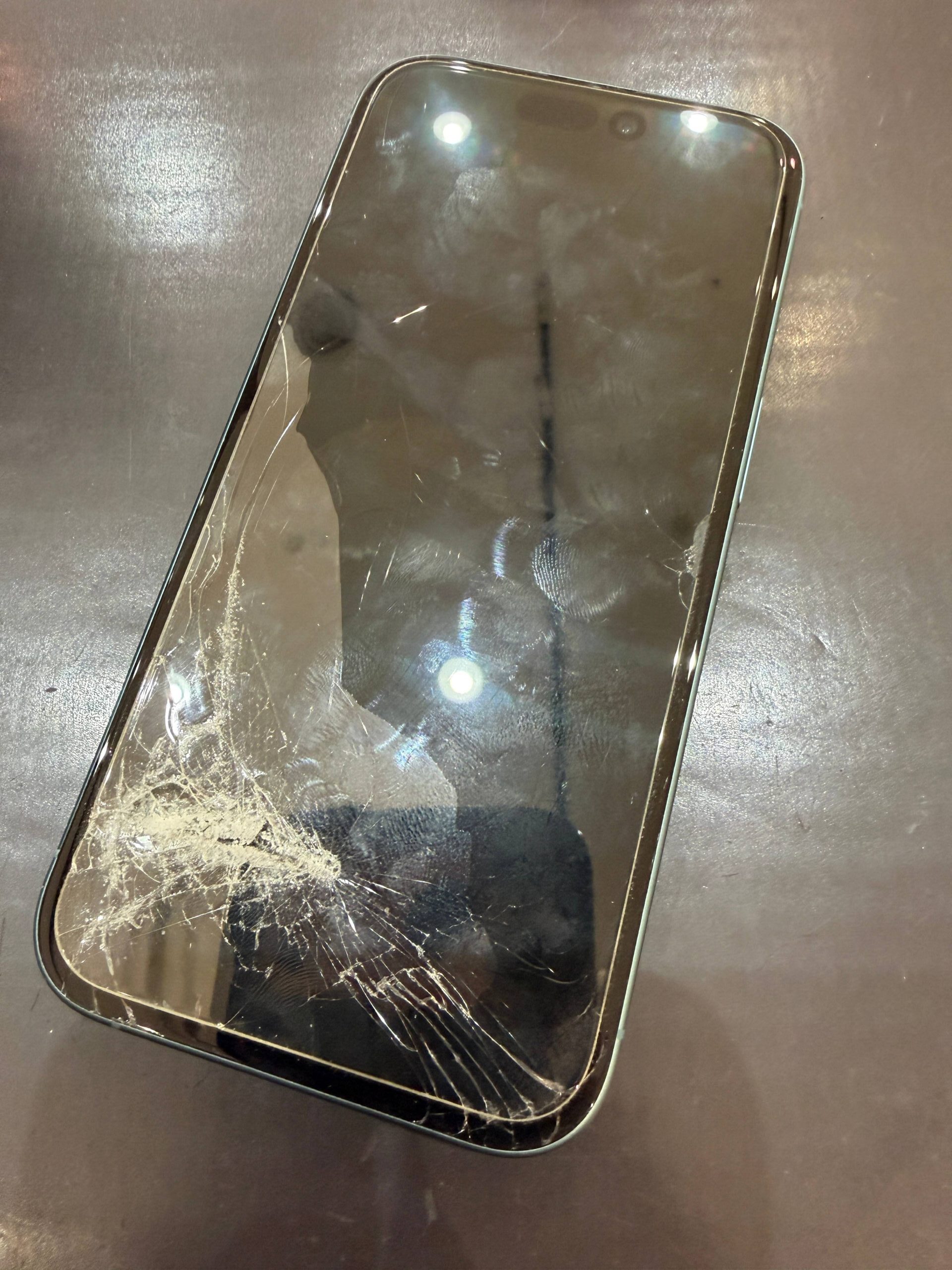 iPhone16 背面割れ・画面割れでも復活！ソファに挟んでバキバキになっ