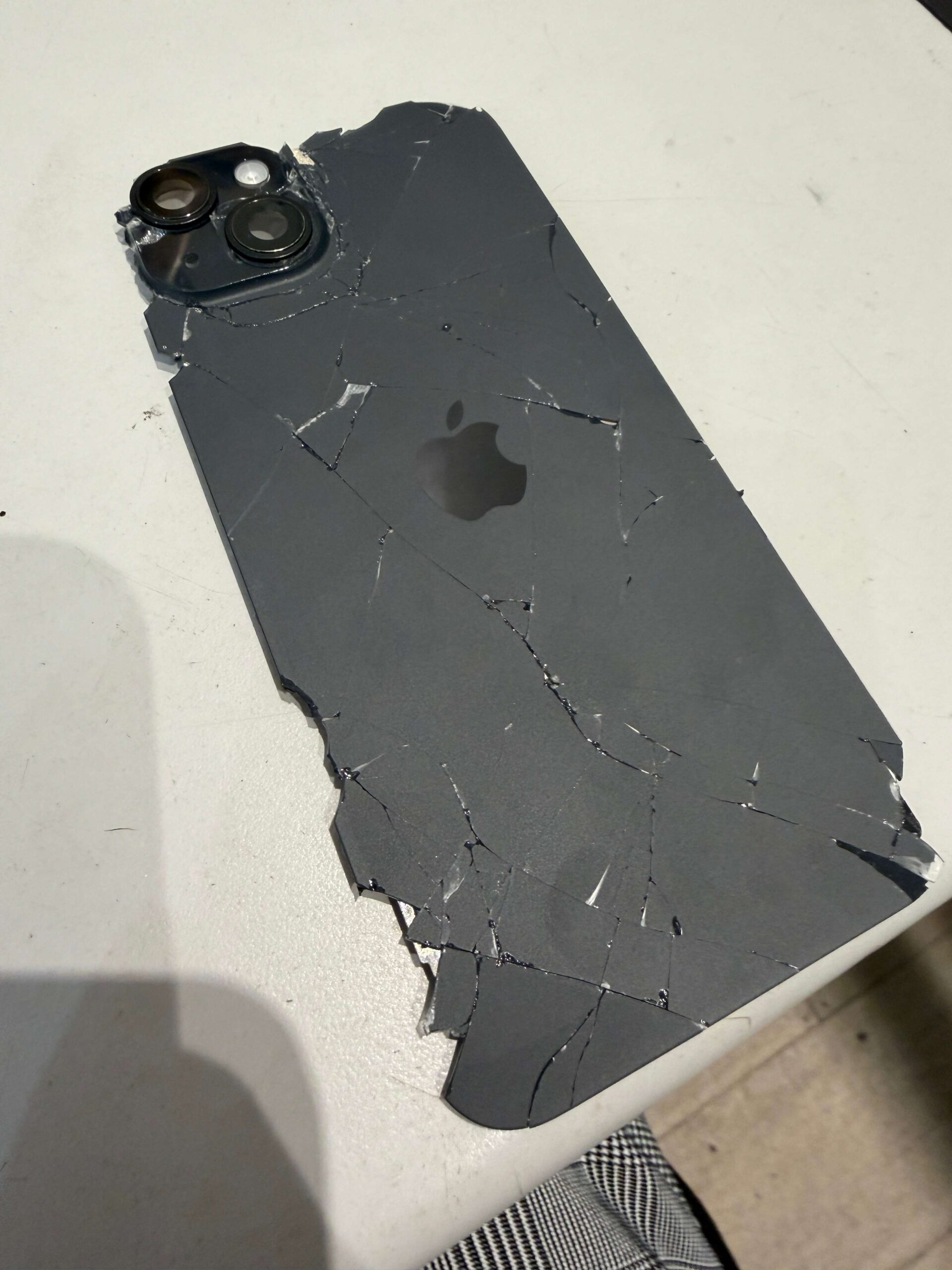 iPhone15 Plusの背面がバキバキに…背面ガラス修理で安全復活 | iPhone