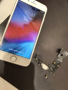 充電口　下のマイク