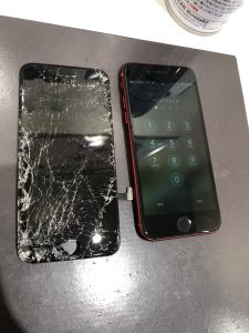 iPhoneSE2ガラスディスプレイバキバキ修理/近鉄八尾駅周辺より〜
