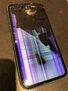 【iPhoneをドアに挟んでしまった!?】八尾市佐堂町よりご来店♪