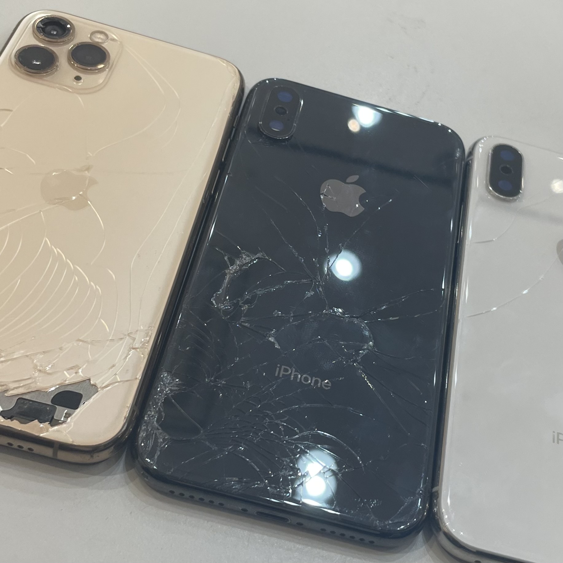 iPhone 8 背面ひび割れあり アイフォンの背面(裏側)のガラスが割れたらどうなる？修理は可能