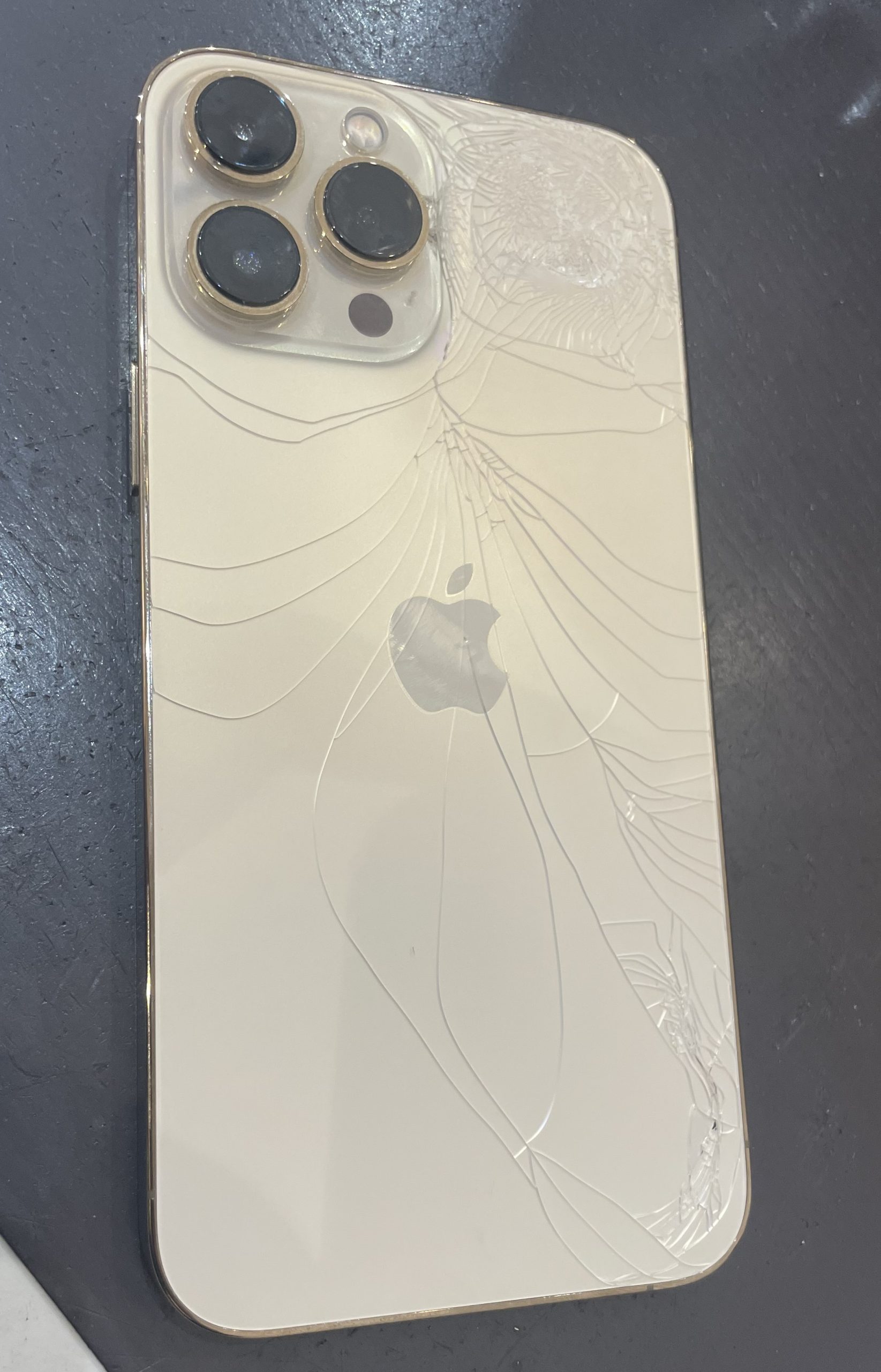 iPhone13promax 背面ひび割れ スマートフォン本体 iPhone13ProMaxの背面割れ修理が可能です！札幌で修理しませんか