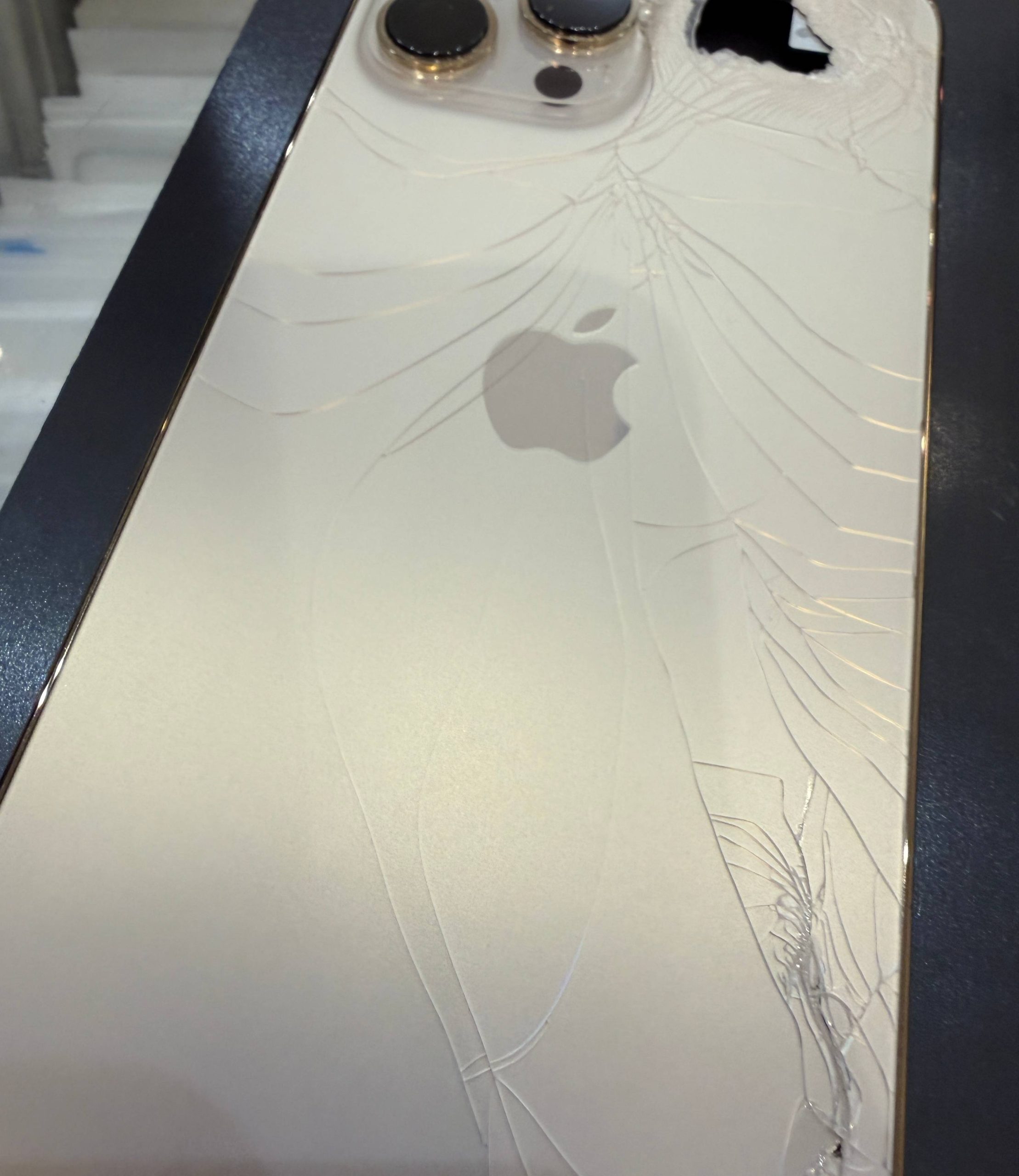 訳あり　iPhone13 本体のみ 背面割れあり／動作OK／非正規修理 訳あり iPhone13 本体のみ 背面割れあり／動作OK／非正規修理 訳