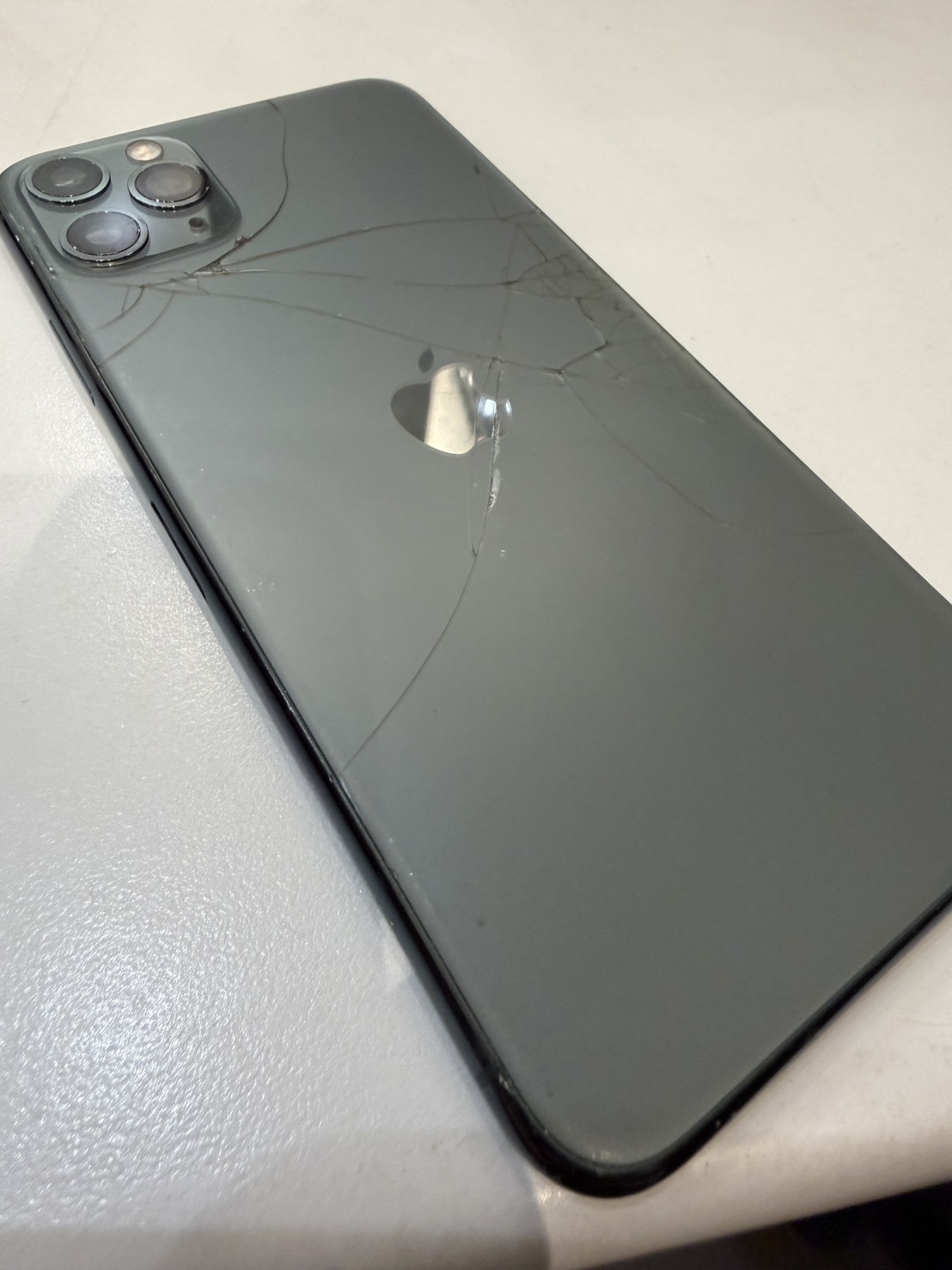 iPhone11 proMax 背面割れ修理 / 東大阪市よりご来店 | iPhone修理