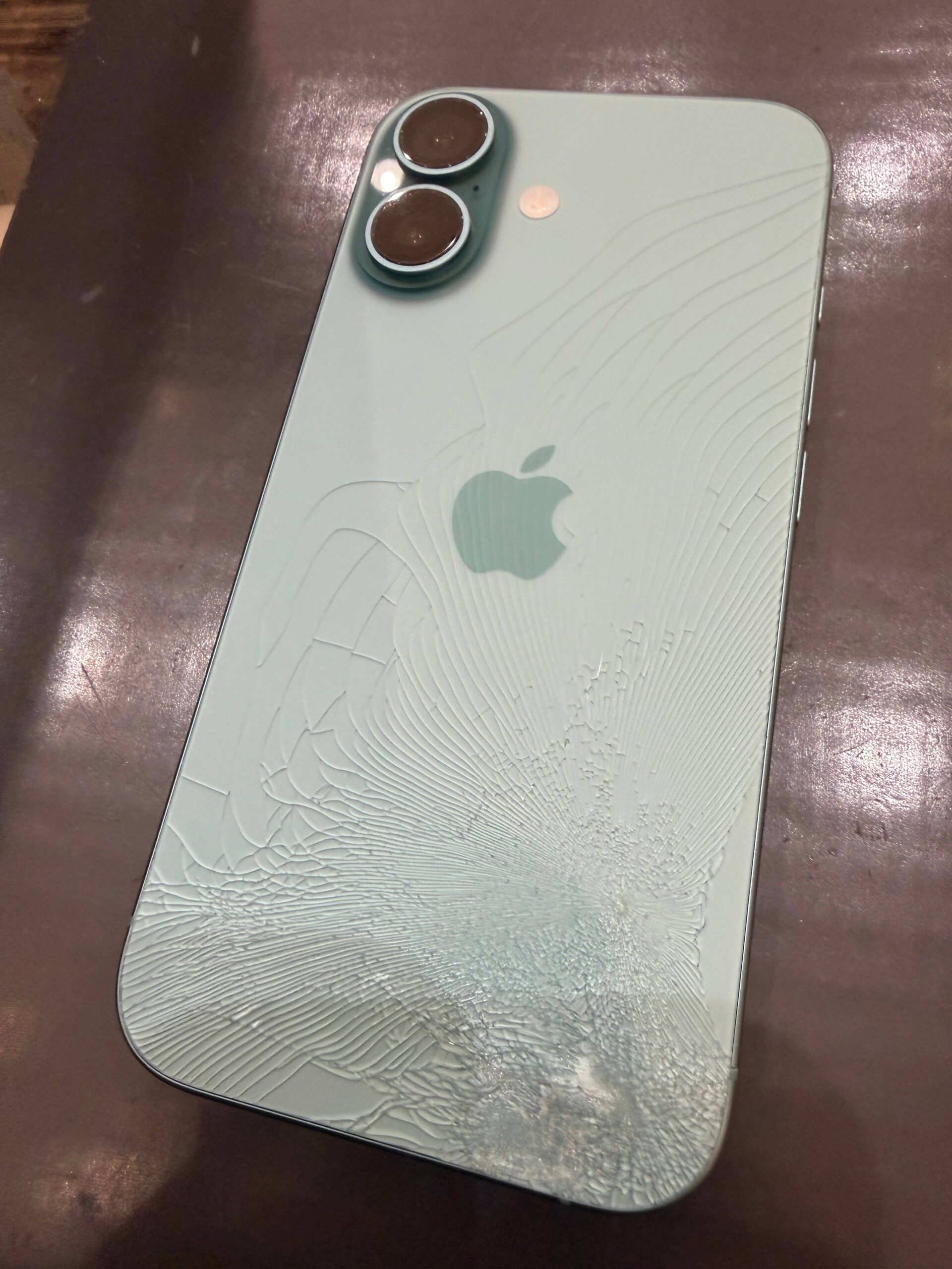 iPhoneの背面割れ、そのまま放置は危険？考えられるリスクと早めの対処